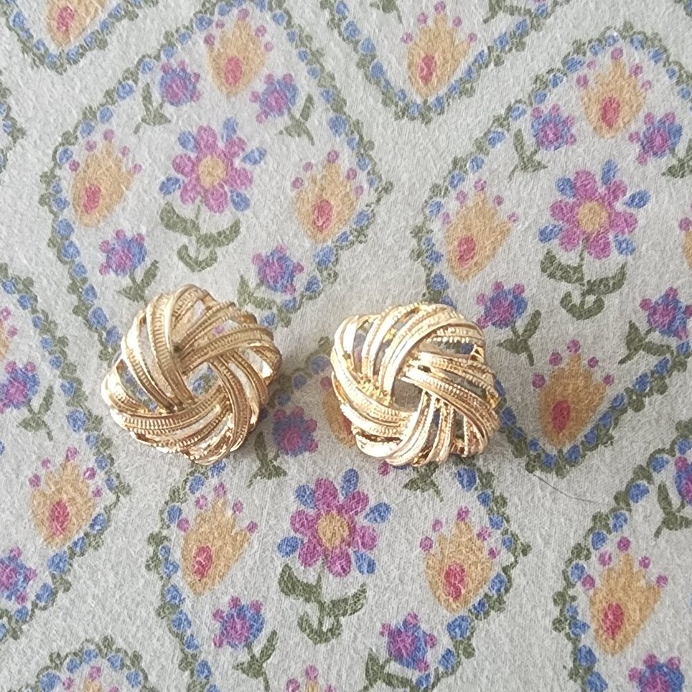 Gold  tone vintage earrings